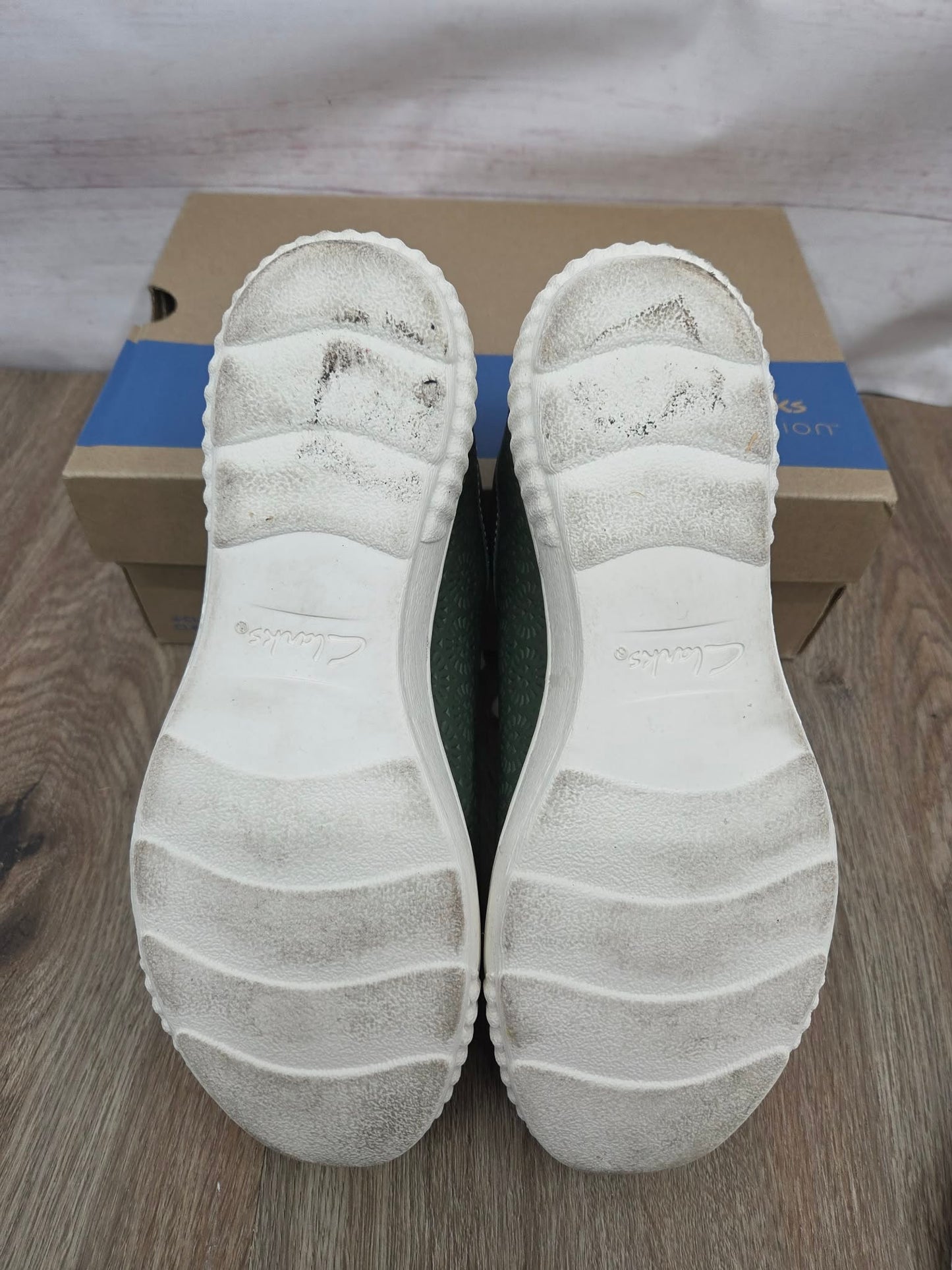 7M SAGE A678267 Clarks Collection Embossed Leather Sneaker - Caroline Rio