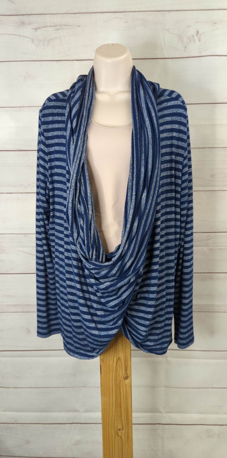 LARGE/XLARGE NAVY Multi Wear Cardigan