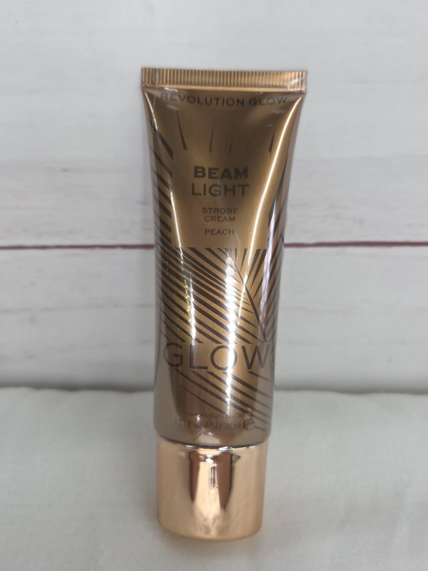 Makeup Revolution Glow Beam Light Strobe Cream Peach