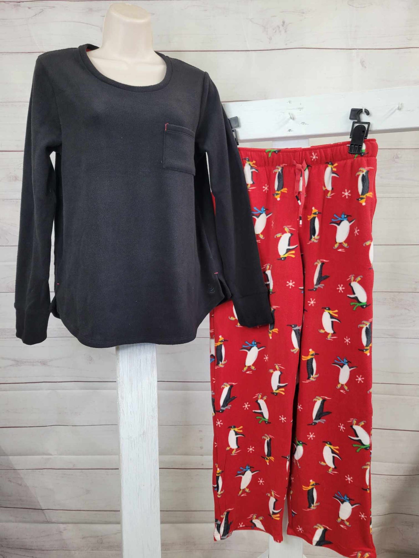 SMALL BLACK/PENGUINS A616990 Cuddl Duds Regular Fleecewear with Stretch Pajama Set