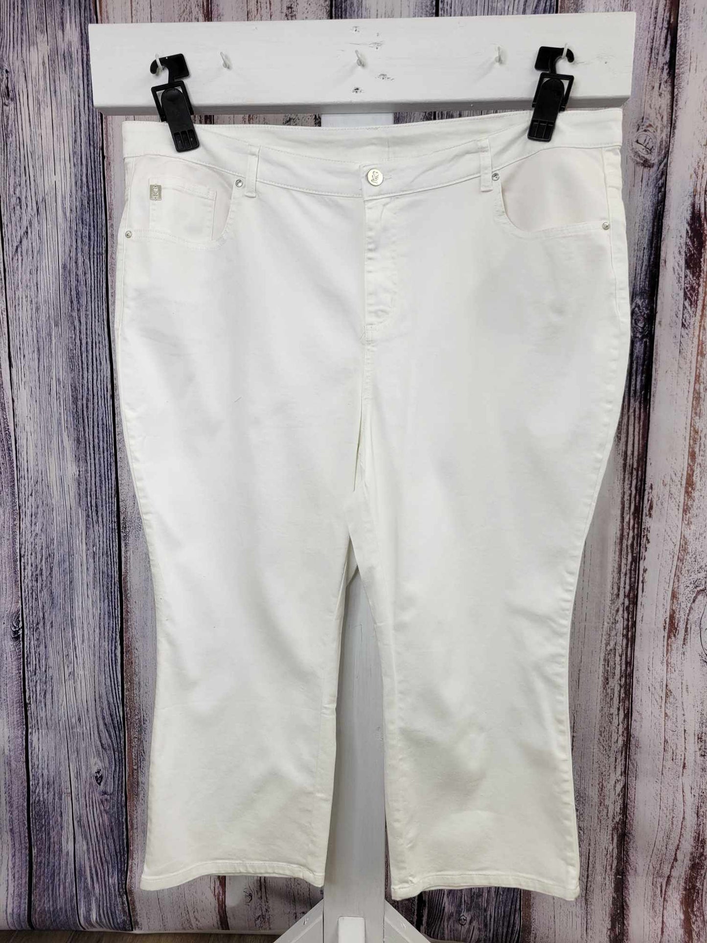 24W WHITE A394074 Belle by Kim Gravel Primabelle Twill 5 Pkt Cropped jean