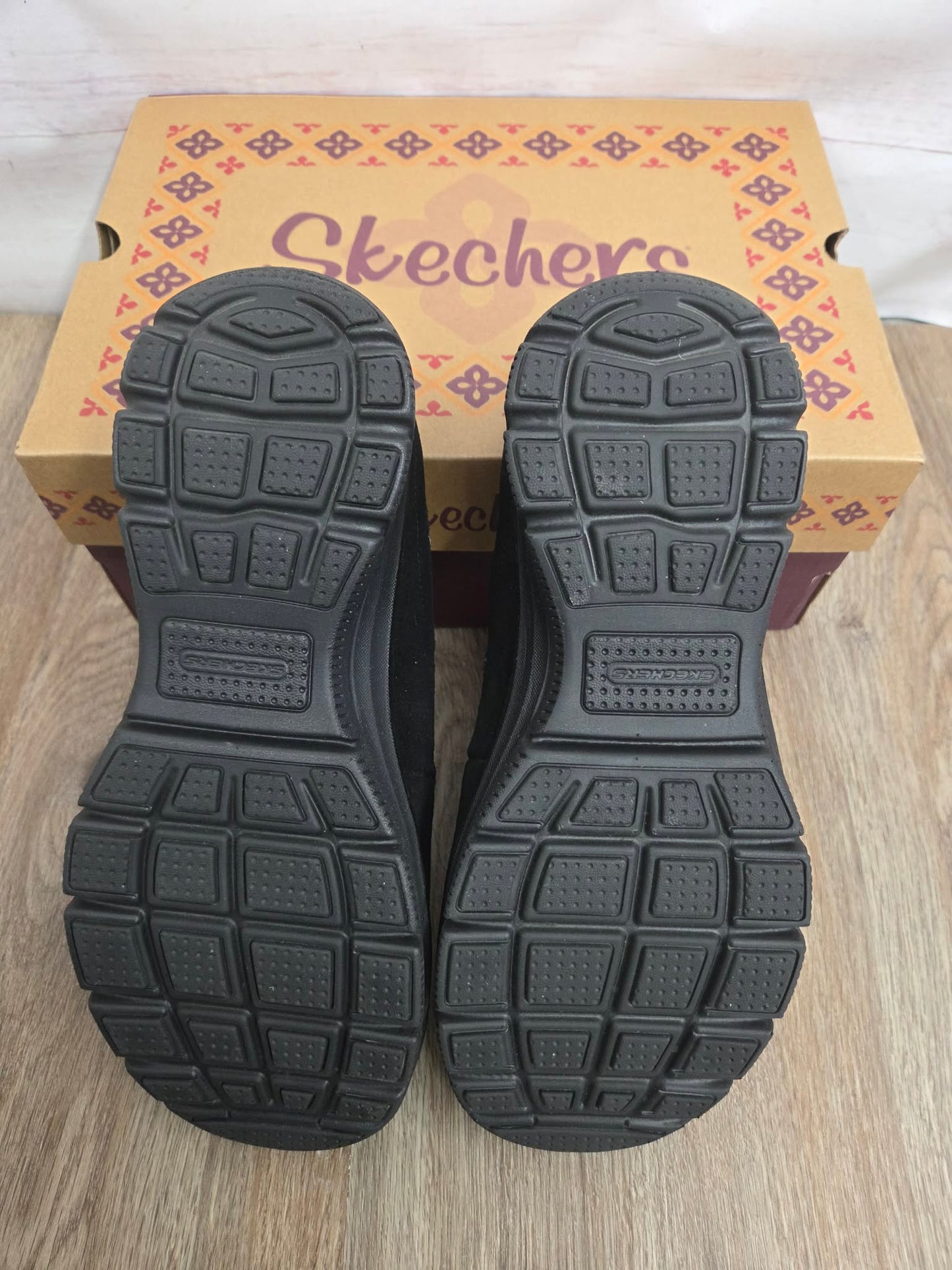 8.5M BLACK A697345 Skechers Easy Going Water-Repellent Studded Suede Clogs
