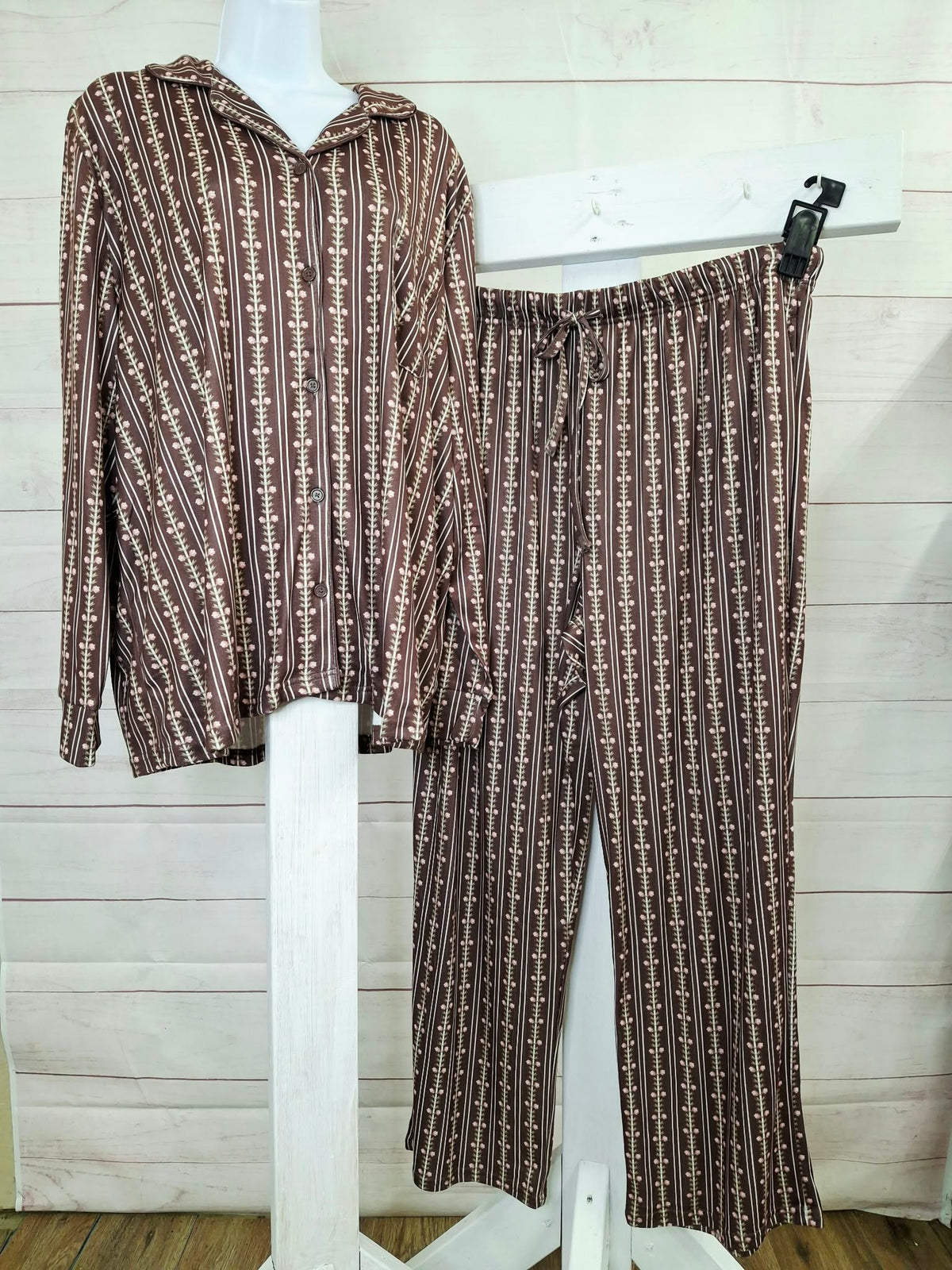 XLARGE CHOC A706765 Berkshire Homewear 2pc Printed Pointelle Notch Collar Pajama
