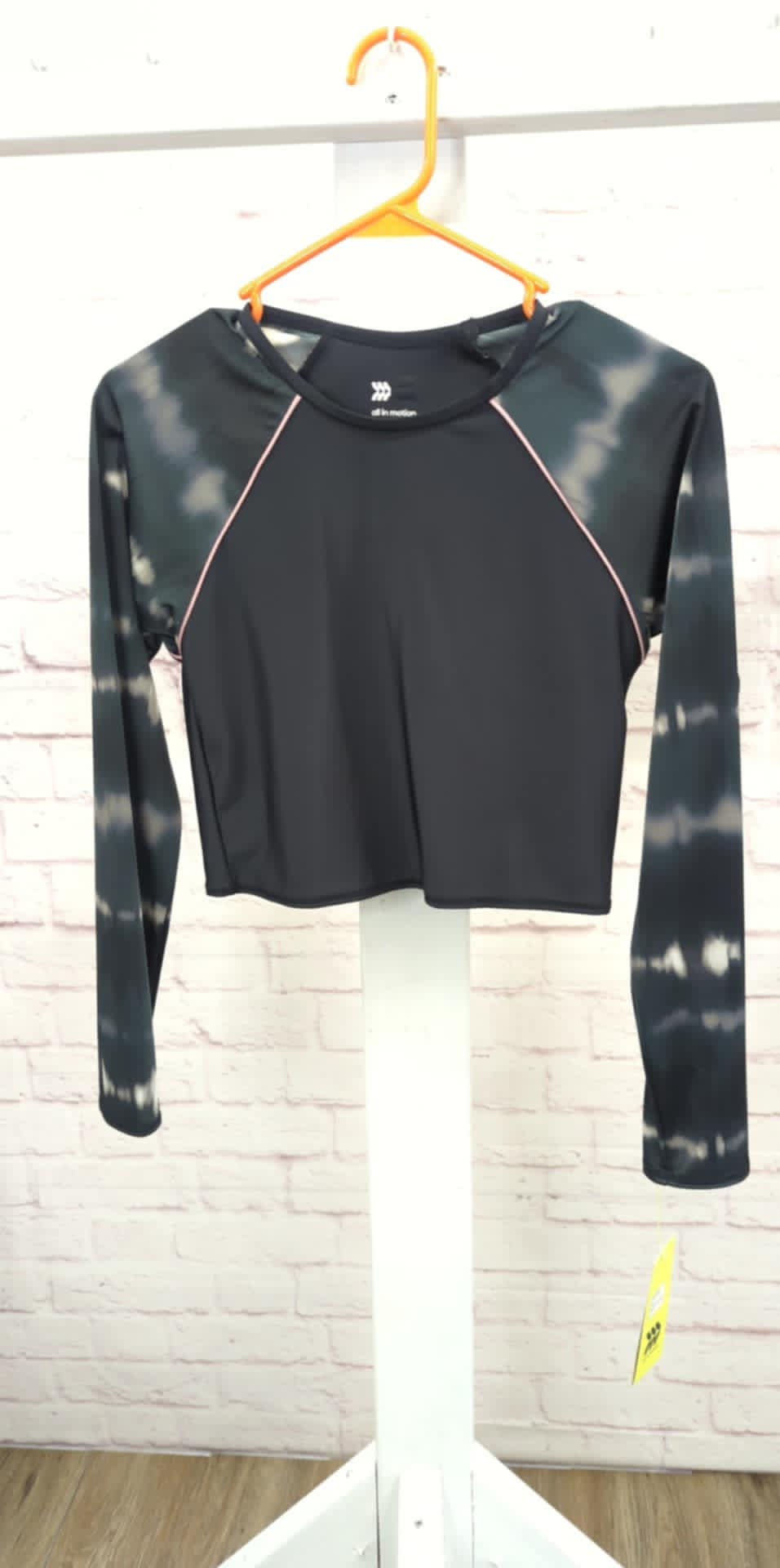 MEDIUM BLACK ATHLETIC LONG SLEEVE CROP TOP