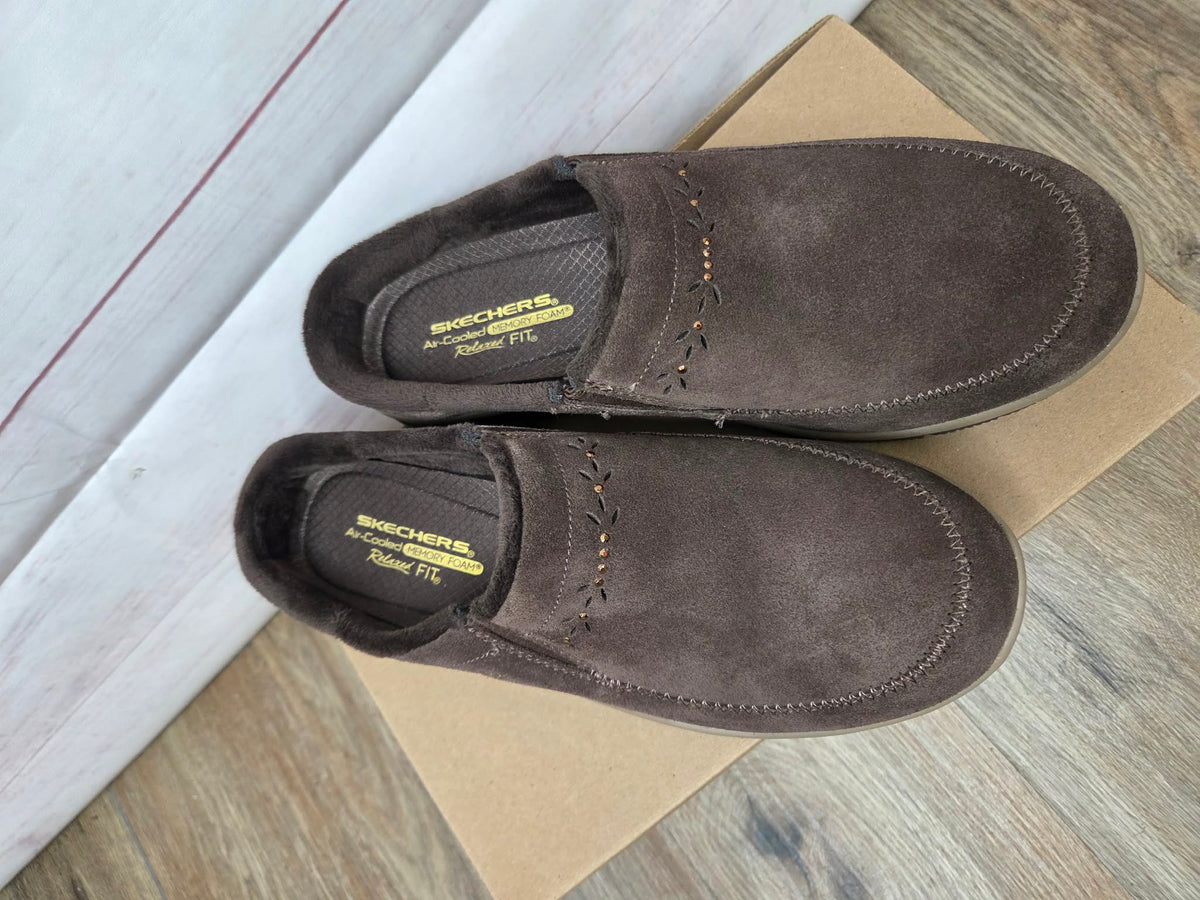 9 CHOCOLATE A697345 Skechers Easy Going Water-Repellent Studded Suede Clogs