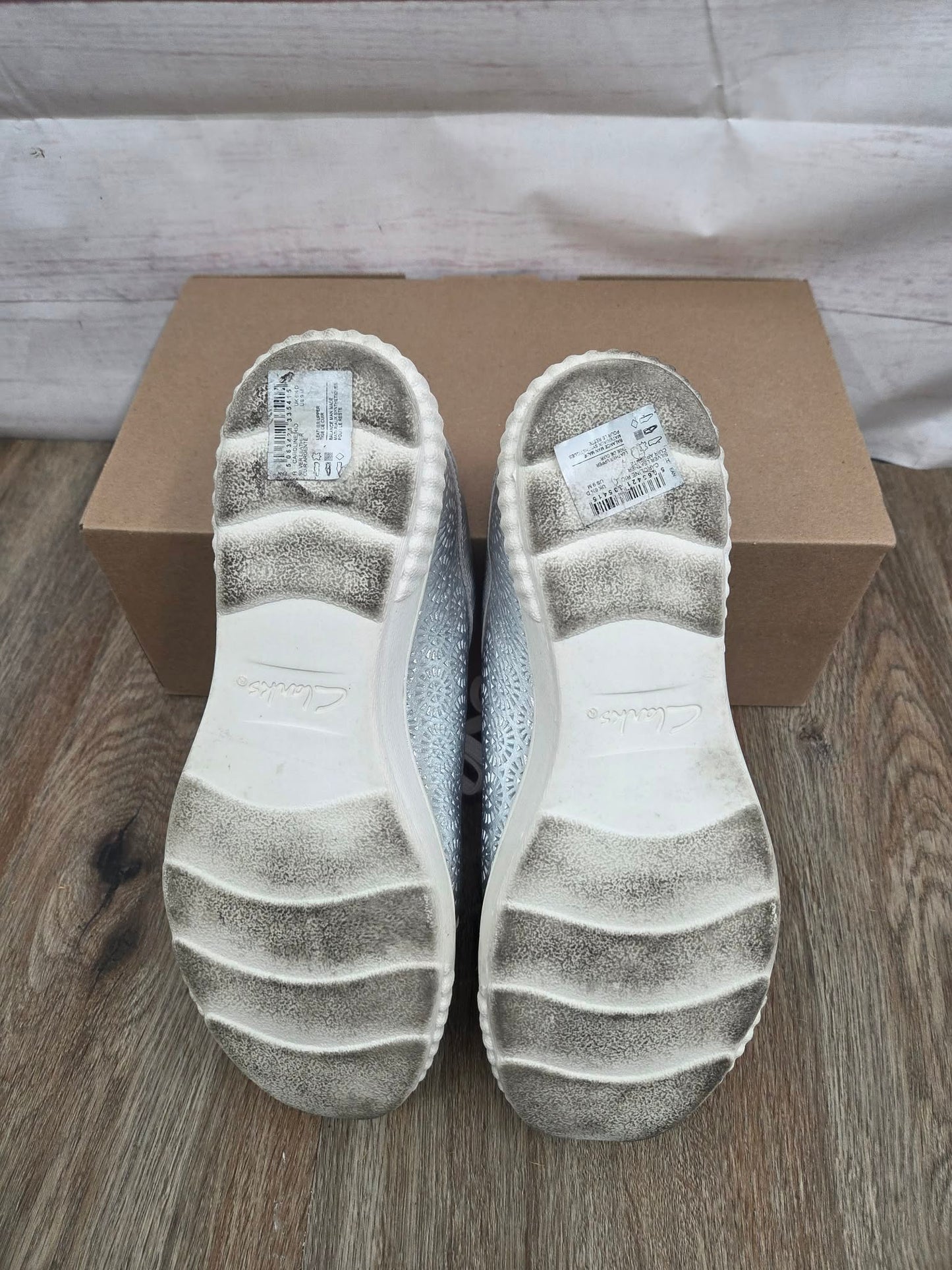 9M SILVER A678267 Clarks Collection Embossed Leather Sneaker - Caroline Rio