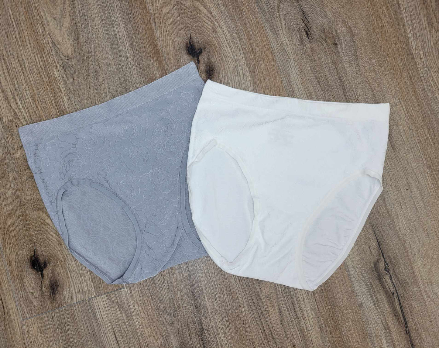 SMALL A397078 Breezies Set of 2 Wild Rose Seamless Panty White & Grey