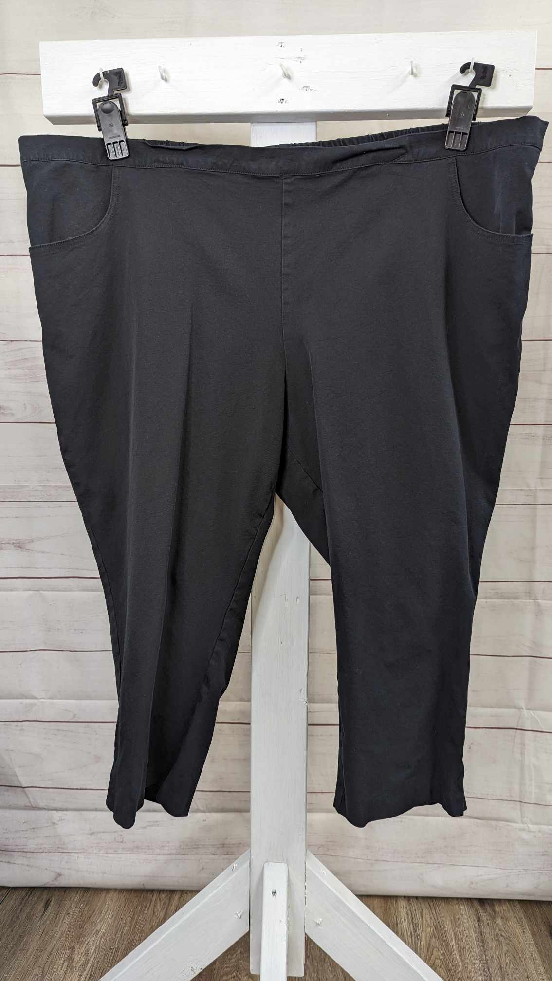 32W BLACK A472131 Isaac Mizrahi Live! Regular 24/7 Stretch Crop Pants with Pockets