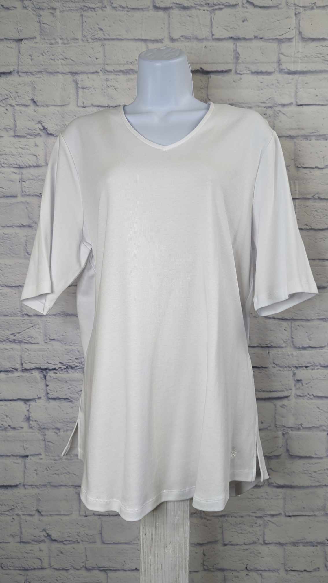 XLARGE WHITE A289635 Isaac Mizrahi Live! Essentials V-Neck Elbow Sleeve Tunic