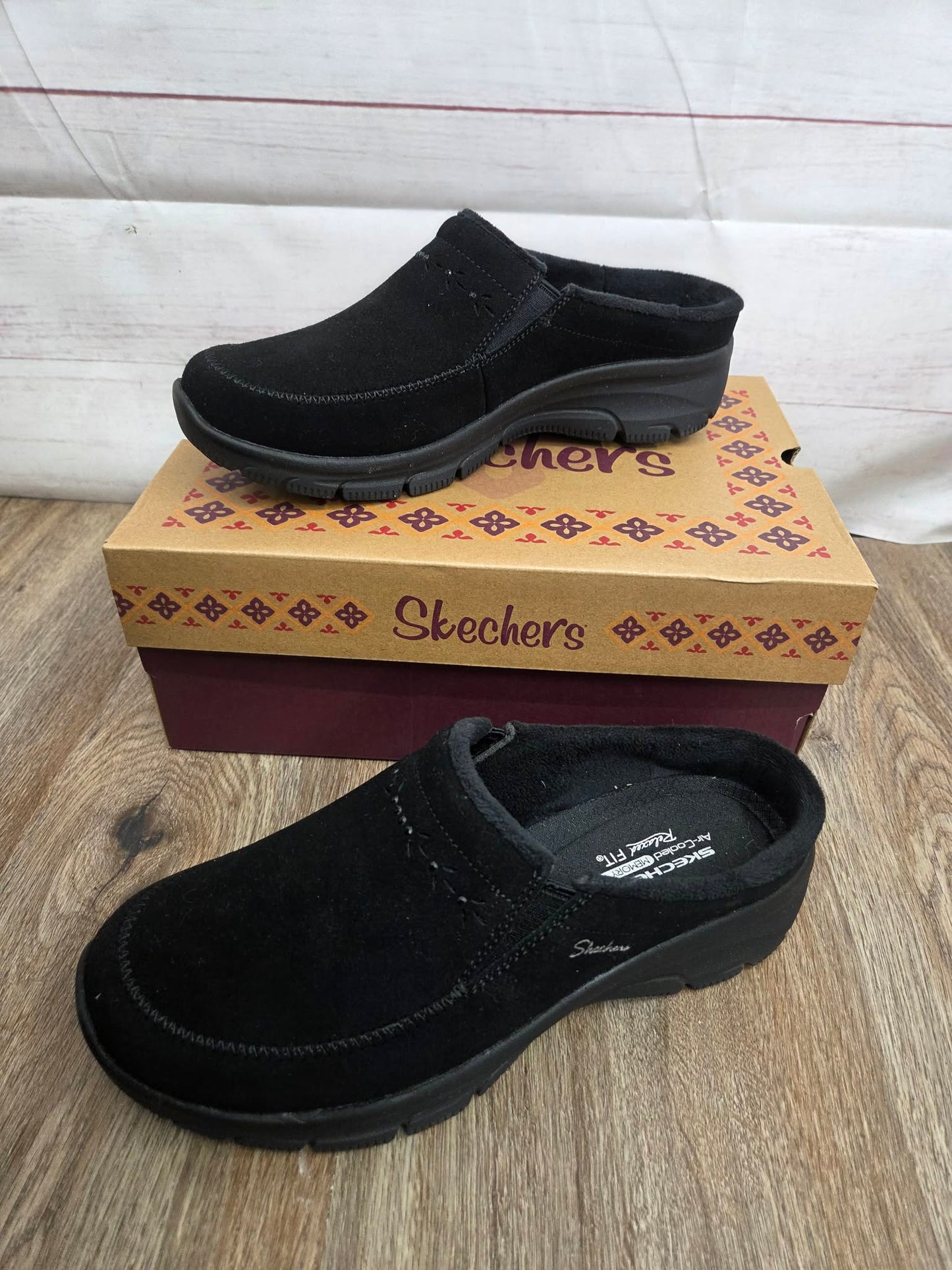 8.5M BLACK A697345 Skechers Easy Going Water-Repellent Studded Suede Clogs