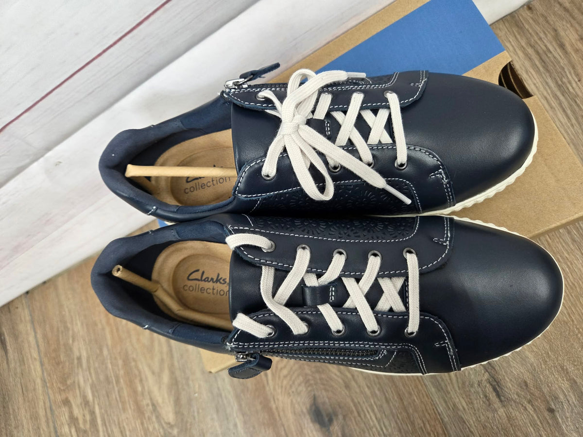 9 WIDE NAVY A678267 Clarks Collection Embossed Leather Sneaker - Caroline Rio