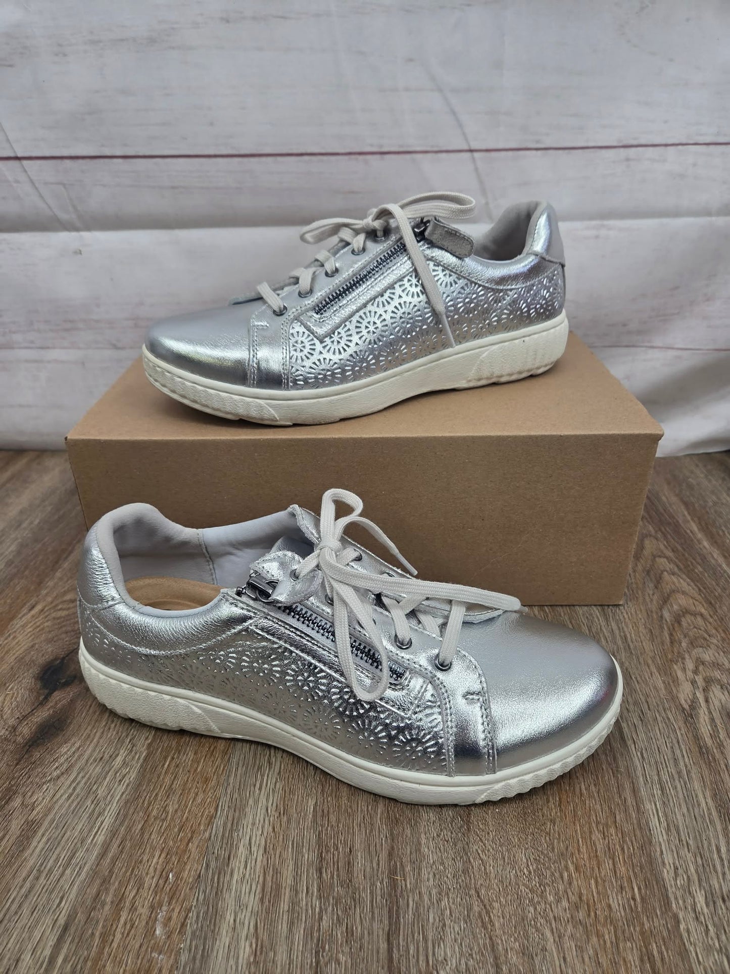 9M SILVER A678267 Clarks Collection Embossed Leather Sneaker - Caroline Rio