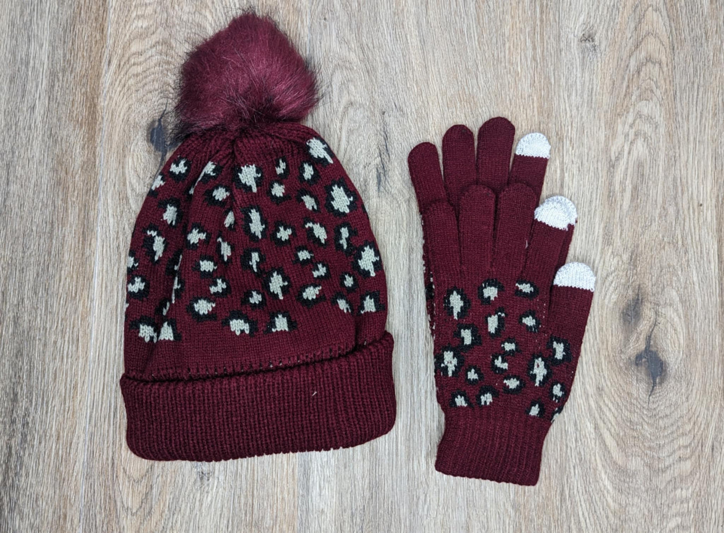 BERRY A464639 Chic Tweak Novelty Beanie with Pom and Glove Set