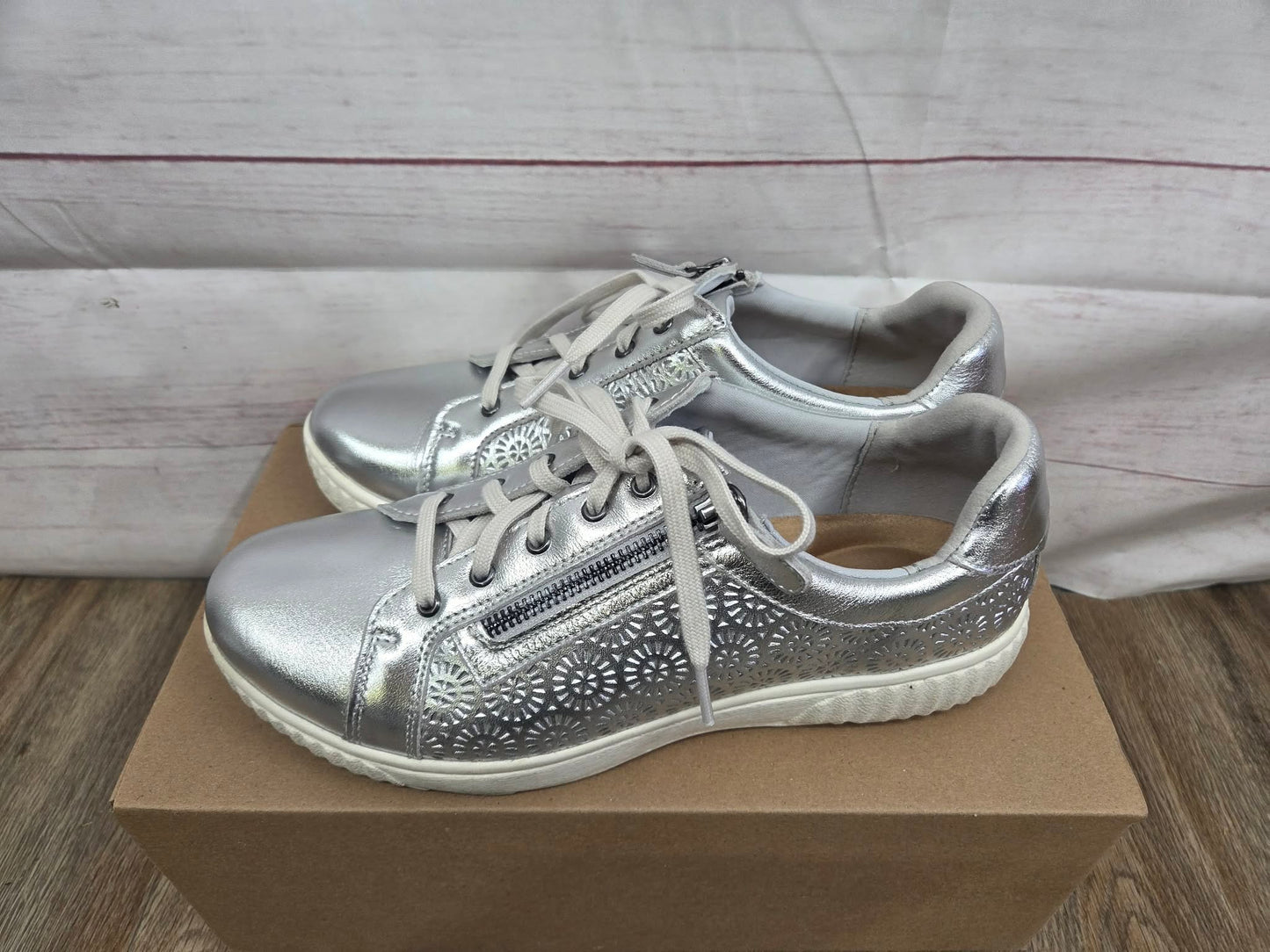 9M SILVER A678267 Clarks Collection Embossed Leather Sneaker - Caroline Rio