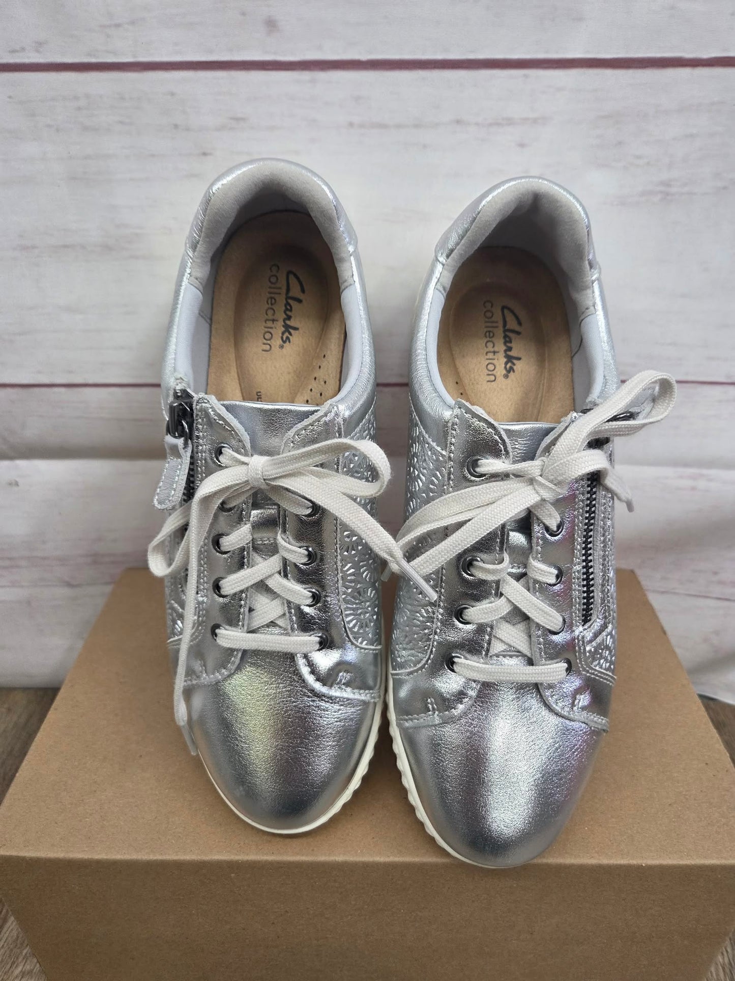 9M SILVER A678267 Clarks Collection Embossed Leather Sneaker - Caroline Rio