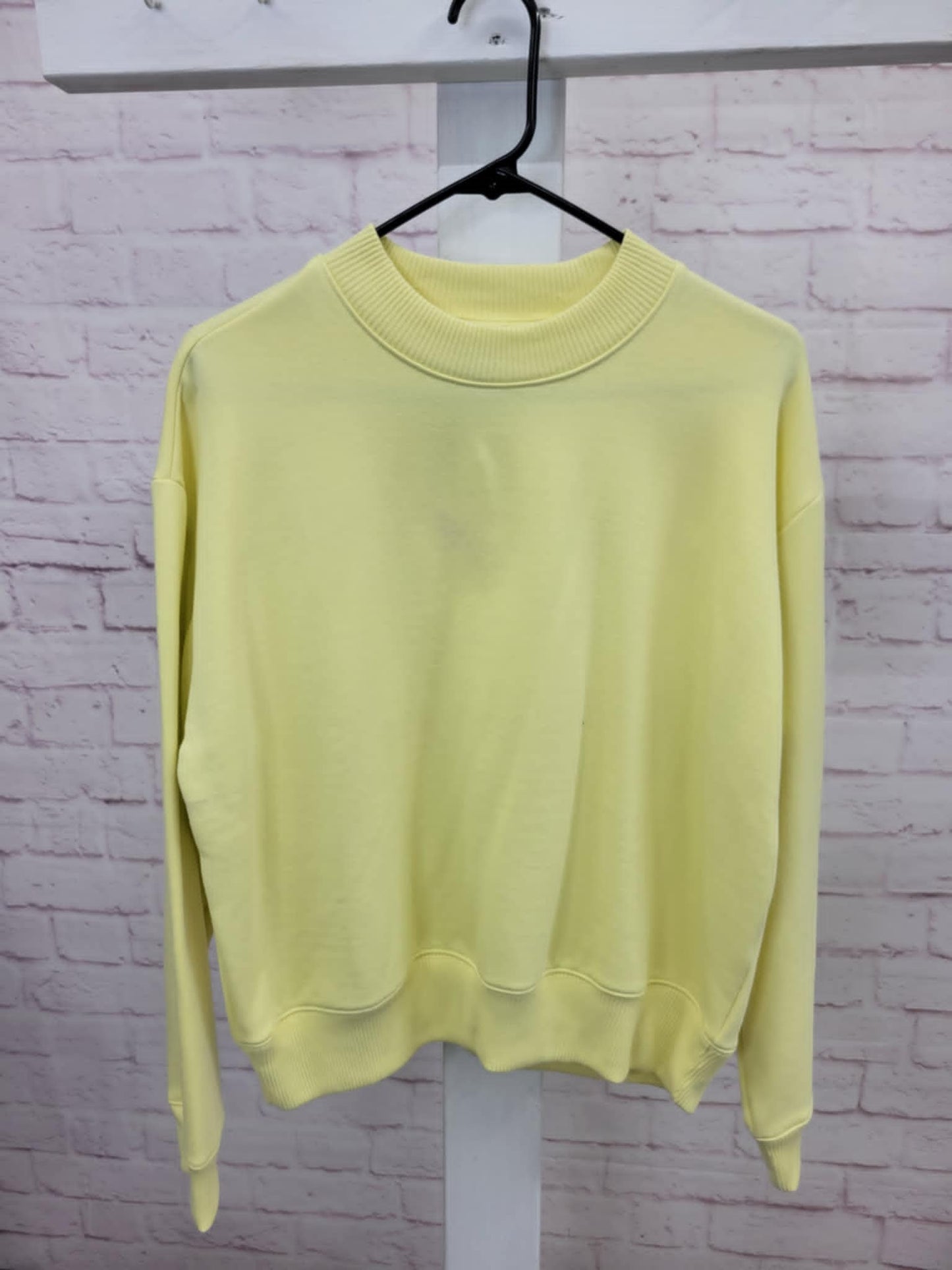 MEDIUM PALE YELLOW SWEATSHIRT