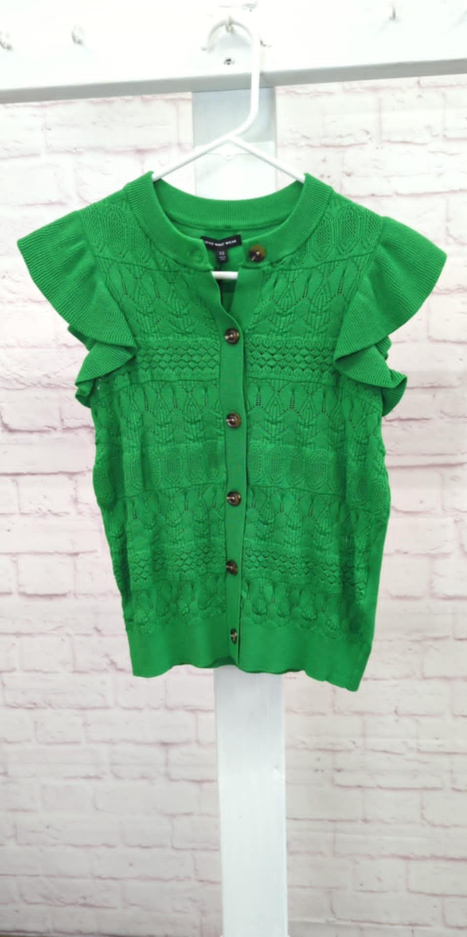 XSMALL GREEN SHORT SLEEVE BUTTON SWEATER