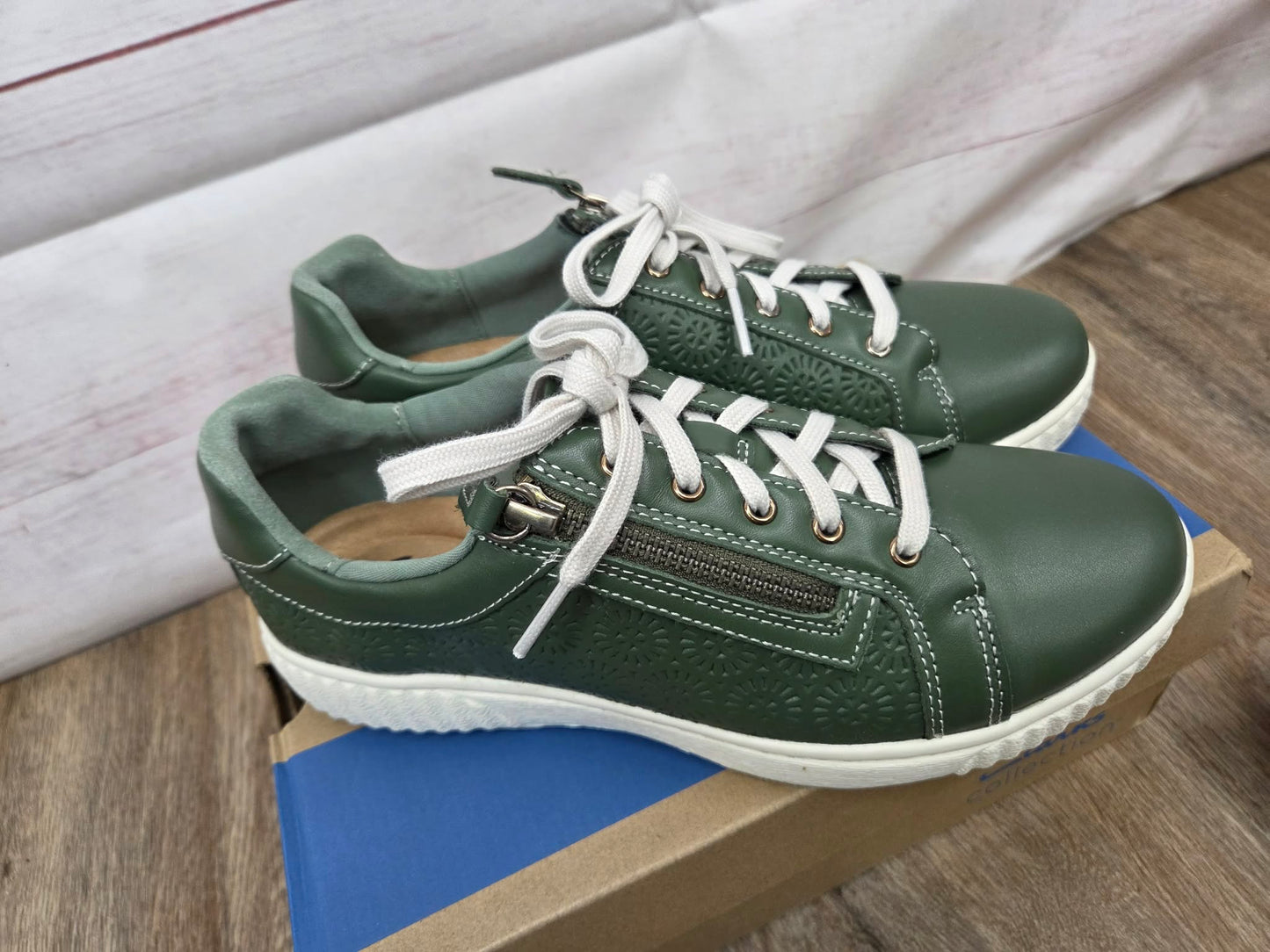 7M SAGE A678267 Clarks Collection Embossed Leather Sneaker - Caroline Rio