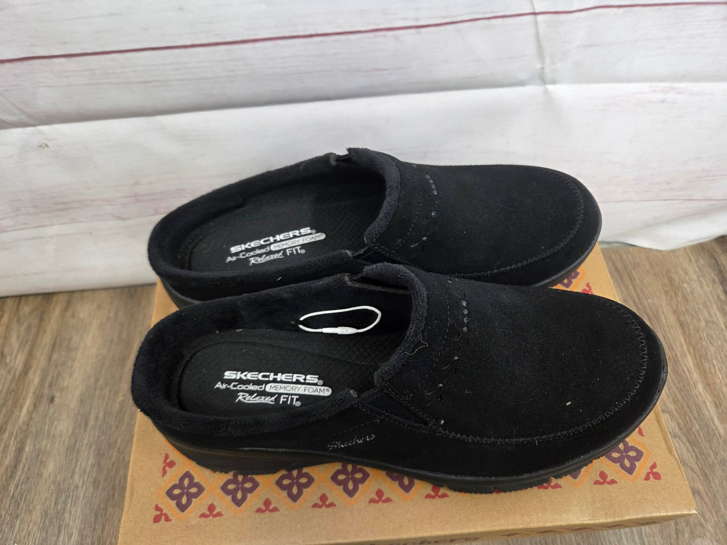 8.5M BLACK A697345 Skechers Easy Going Water-Repellent Studded Suede Clogs