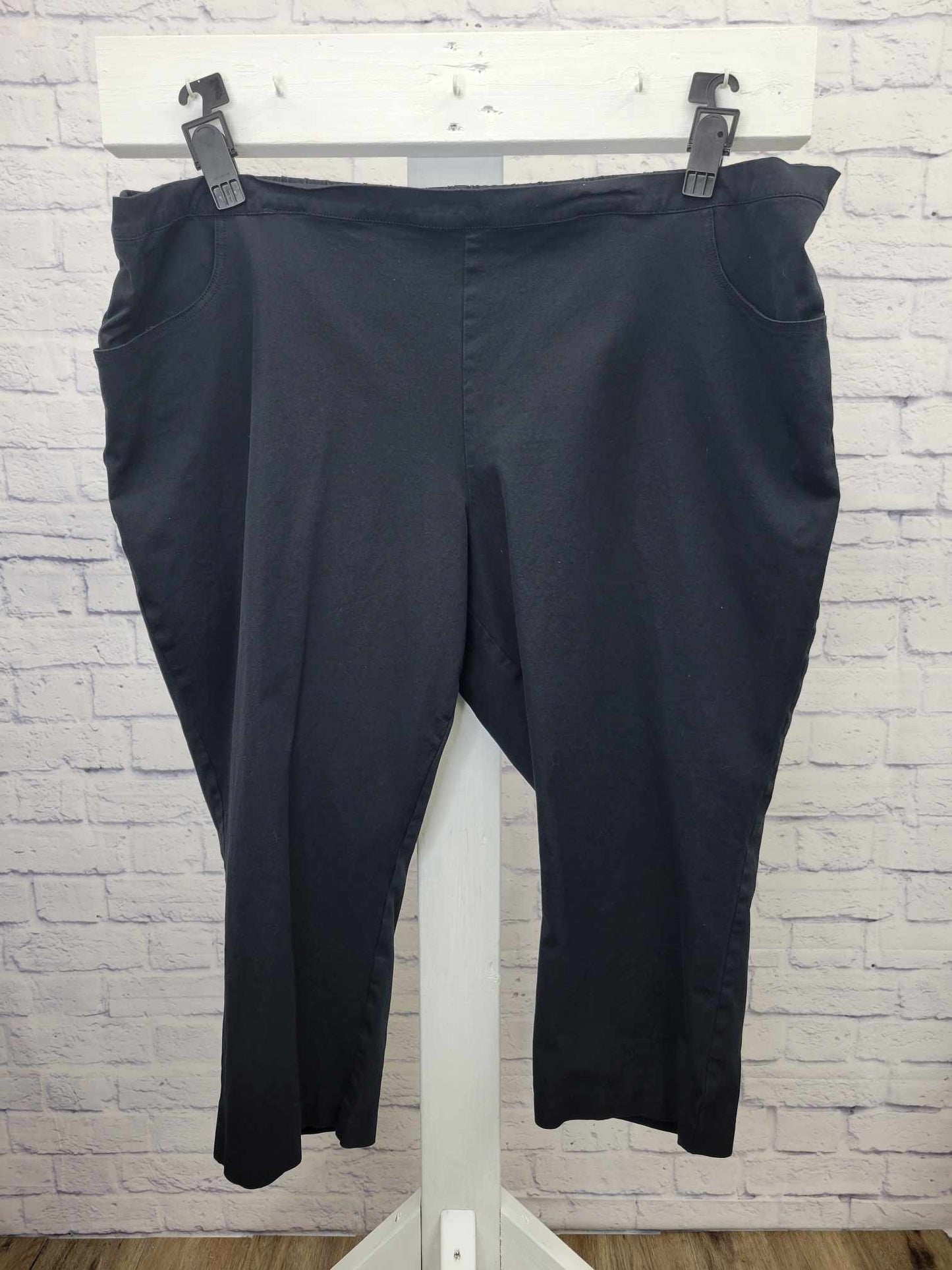 32W BLACK A472131 Isaac Mizrahi Live! Regular 24/7 Stretch Crop Pants with Pockets