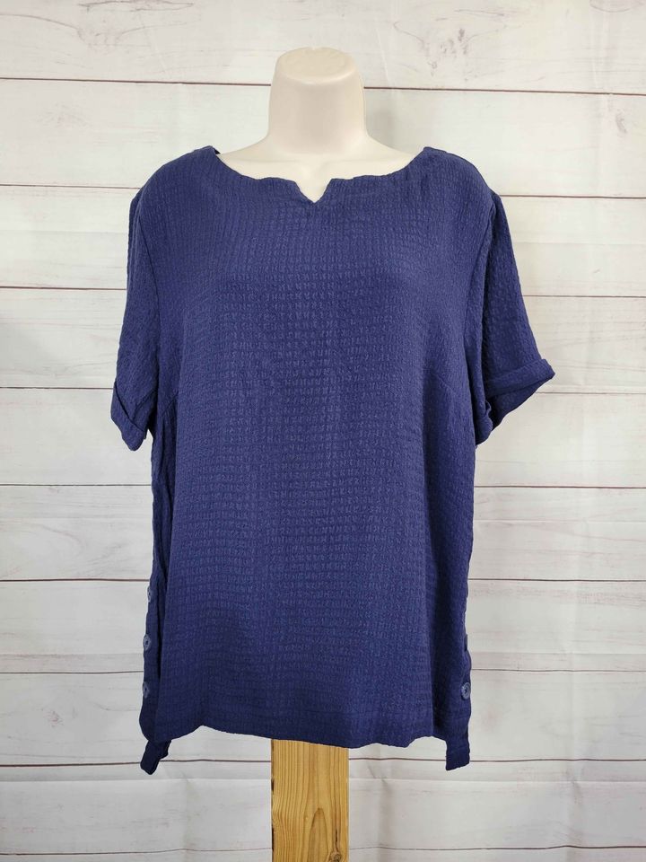 MEDIUM NAVY A473320 Denim & Co. Short-Sleeve Side-Button Step Hem Top